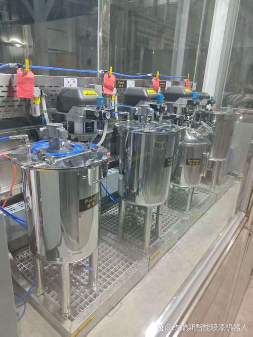 底漆喷漆室,我正在参观一个现代化的工厂,里面有高科技的喷漆设备.杰
